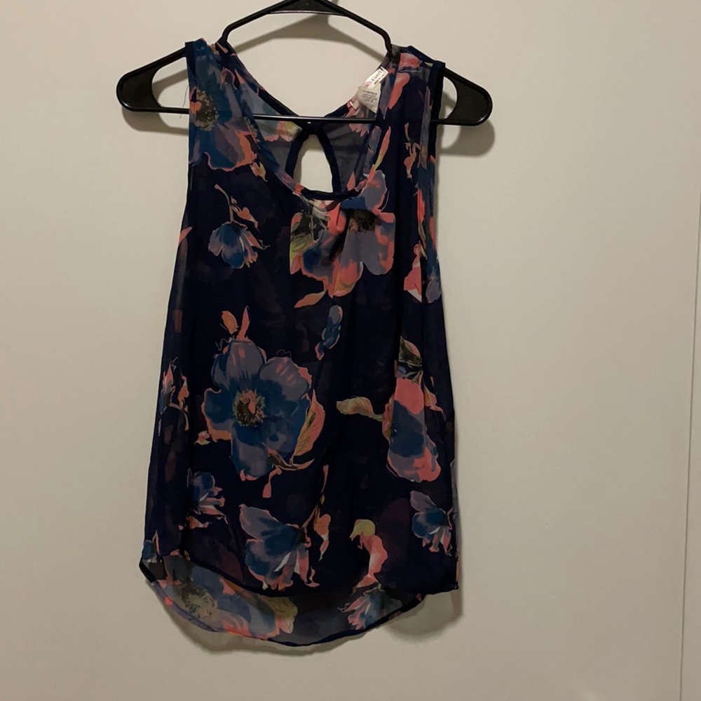 Sleeveless flowered mesh blouse